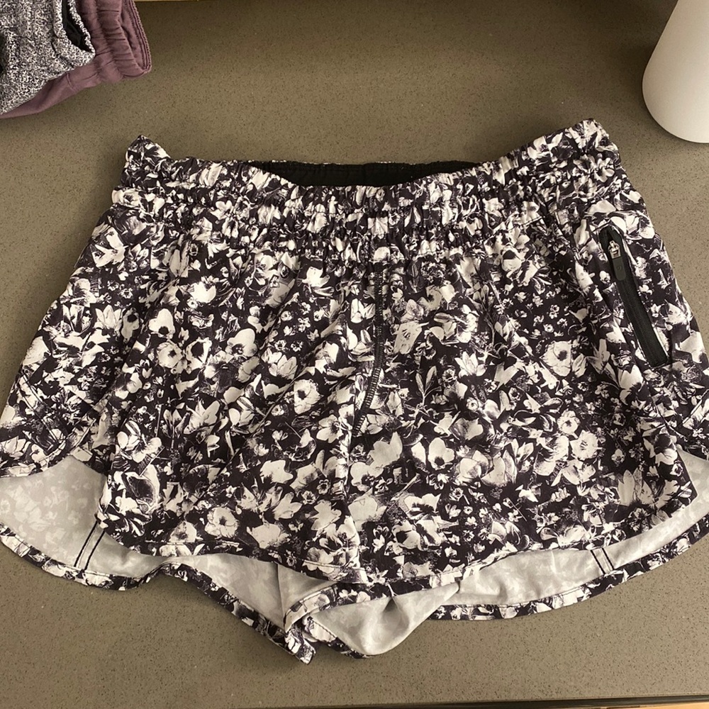 Size 10–Tracker V Lululemon shorts